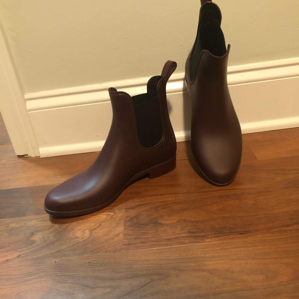 Red rain boots 🌧 - Picture 2 of 3